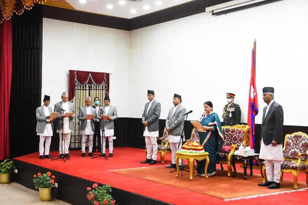 चार मन्त्रीले लिए सपथ