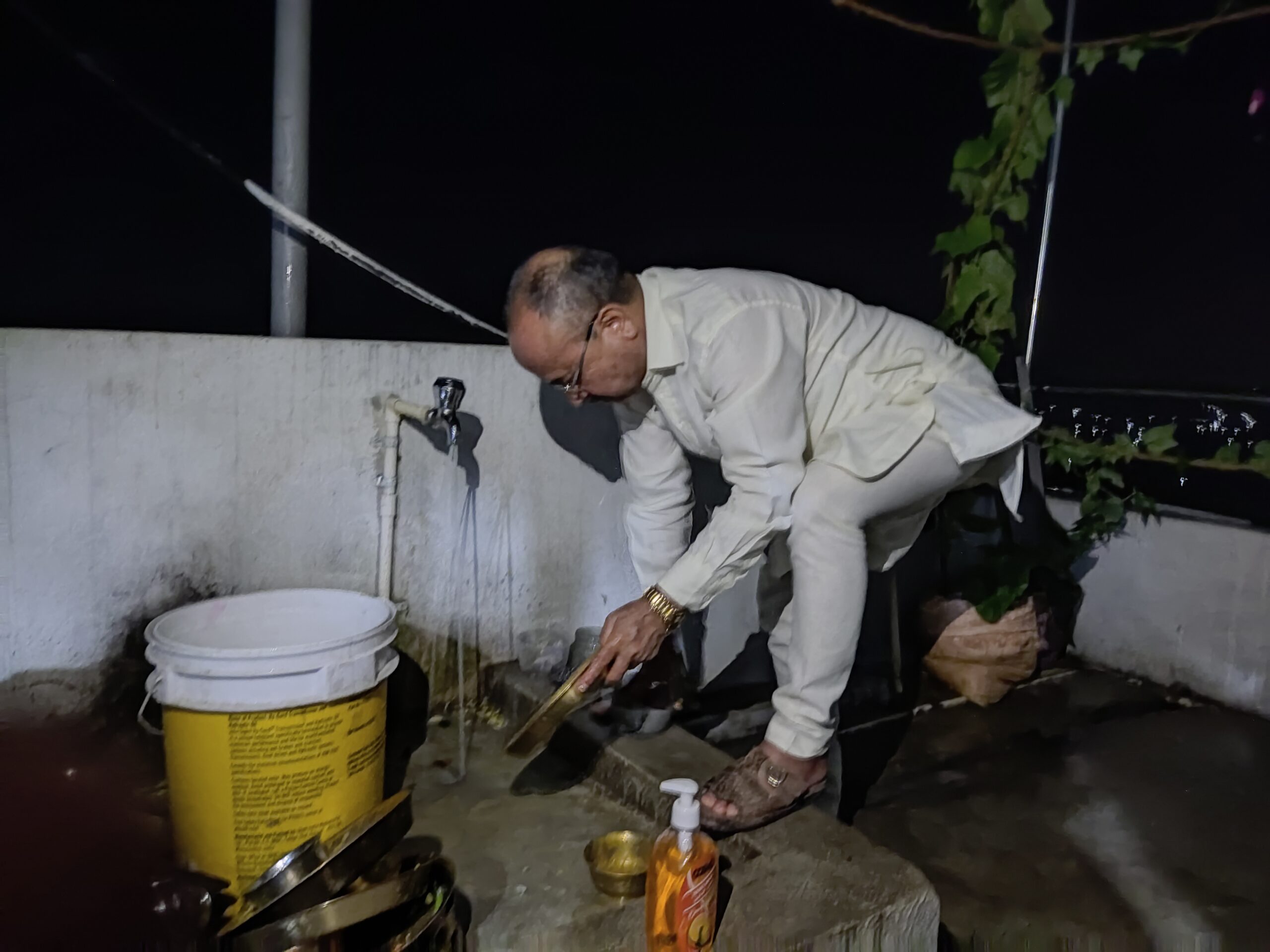 कांग्रेस उपसभापति खड्का जिल्ला जाँदा कार्यकर्ताको घरमा बास बस्छन, आफुले खाएको भाँडा आफै माझछन !