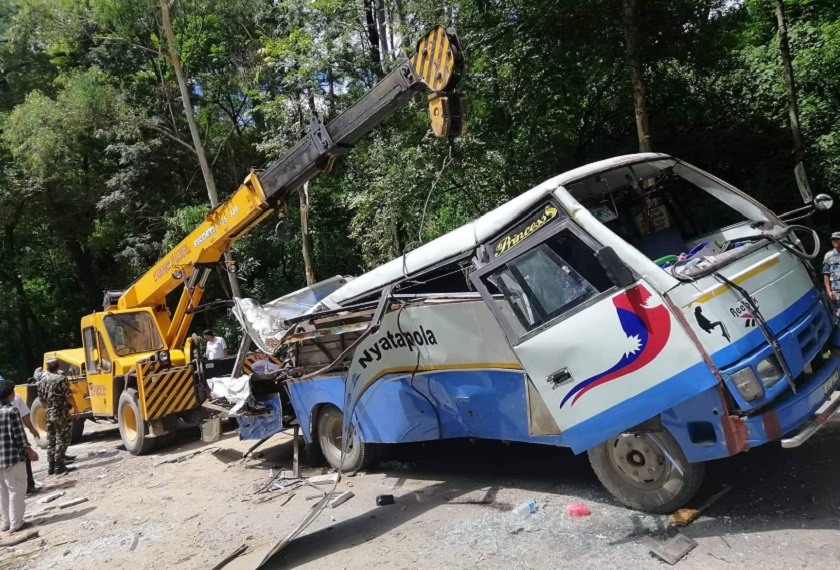 भक्तपुरमा रुखले बस र स्कुटर च्याप्दा ३ जनाको मृत्यु