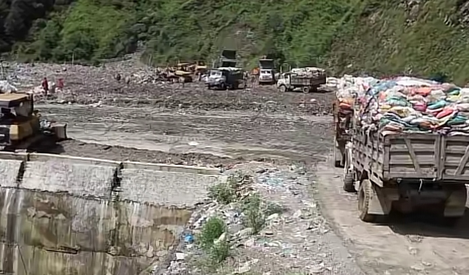 आज पनि प्रहरी परिचालन गरेर फोहोर बञ्चरे डाँडा लगिदै