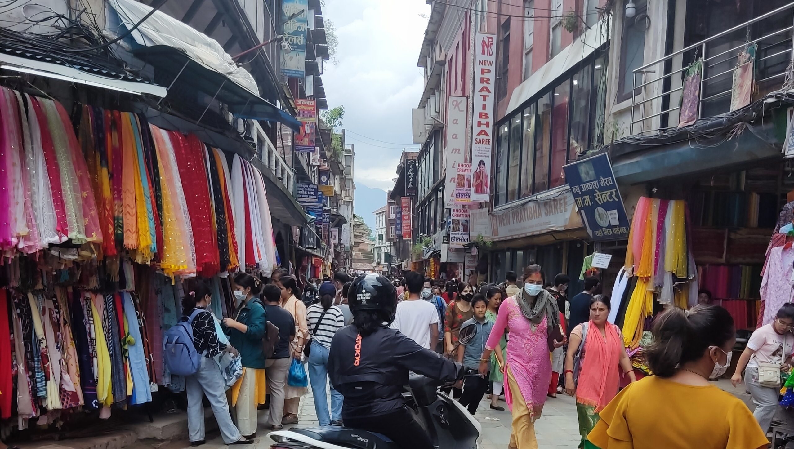 चाडवाड आयो : भिडभाड बढ्दै काठमाडौंका भित्री बजार असन, इन्द्रचोक र न्युरोड (तस्वीरहरु)