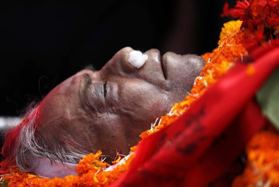 पशुपति आर्यघारमा पुगे एमाले अध्यक्ष ओली, गिरिको अन्तिम संस्कार गरिँदै