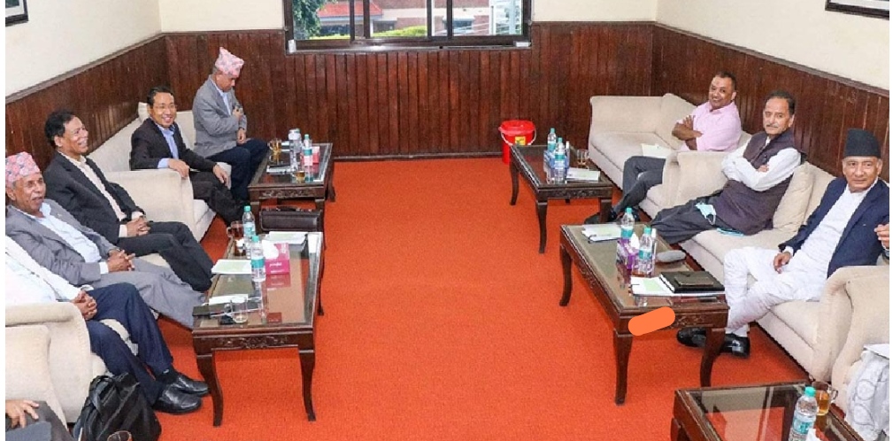 सत्ता गठवन्धनको बाँडफाँट कार्यदलले प्रतिवेदन बुझाउँदै