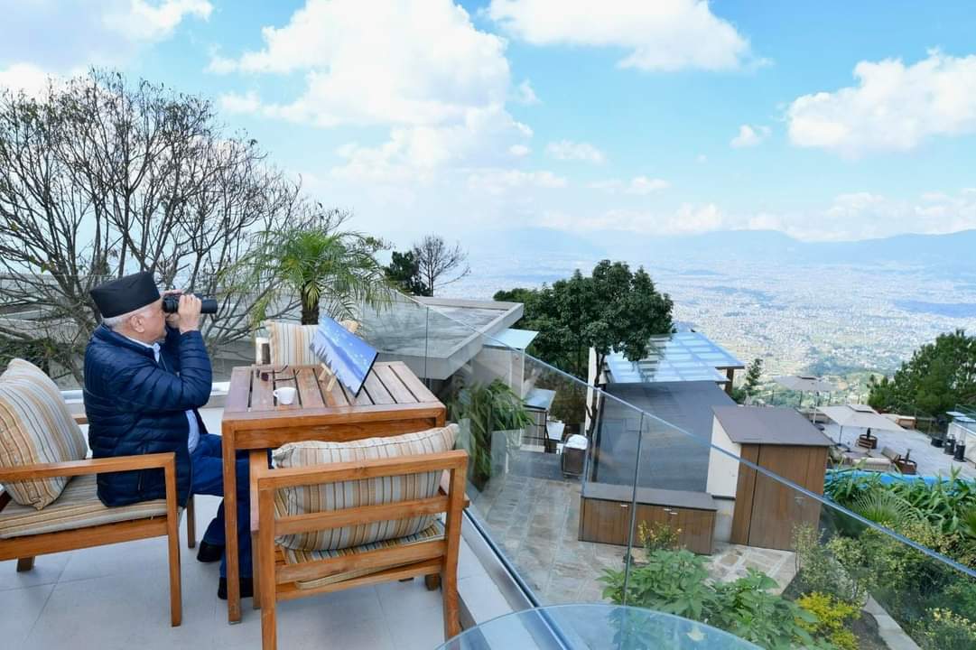 एमाले अध्यक्ष ओली लाँकुरी भन्ज्याङमा घोषणा पत्र तयार गर्दै