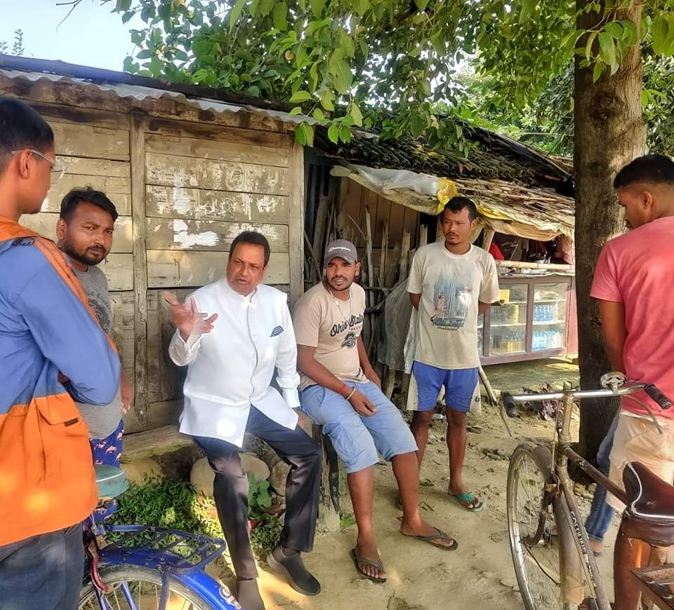 मत माग्दै अर्वपति चौधरी भन्छन : ‘आज म त्यहीँ देशको ऋणि बन्न पुगेको छु’
