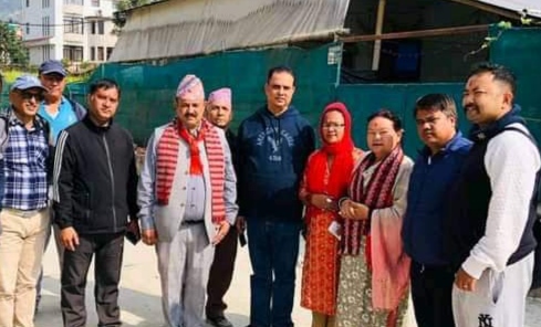 कांग्रेस उम्मेदवार खड्काले भोट मागे, वरिष्ठ कलाकार आचार्यले जितको शुभ कामना दिए