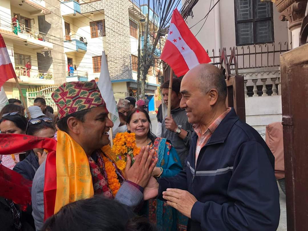 काठमाडौं क्षेत्र नं. ५ मा मत माग्न व्यस्त छन कांग्रेस उम्मेदवार प्रदीप पौडेल (फोटो फिचर)