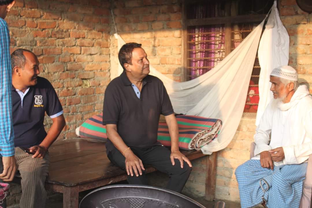 नवलपुर -२ मा ‘भुँइमान्छे’ बनेर मत माग्दै अर्वपति विनोद चौधरी (तस्वीरहरु सहित)
