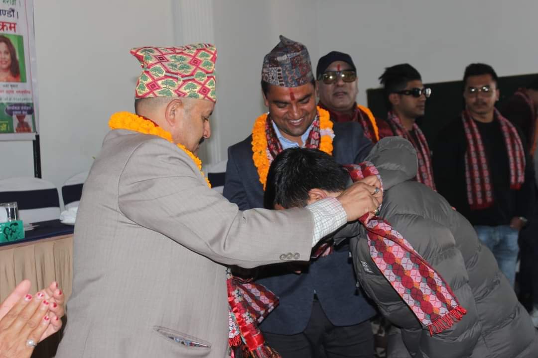पच्चिस युवाले एमाले त्यागे, प्रदीप र श्यामले कांग्रेसमा स्वागत गरे