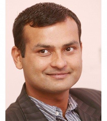 पत्रकार सरोजराज अधिकारी मृत भेटिए