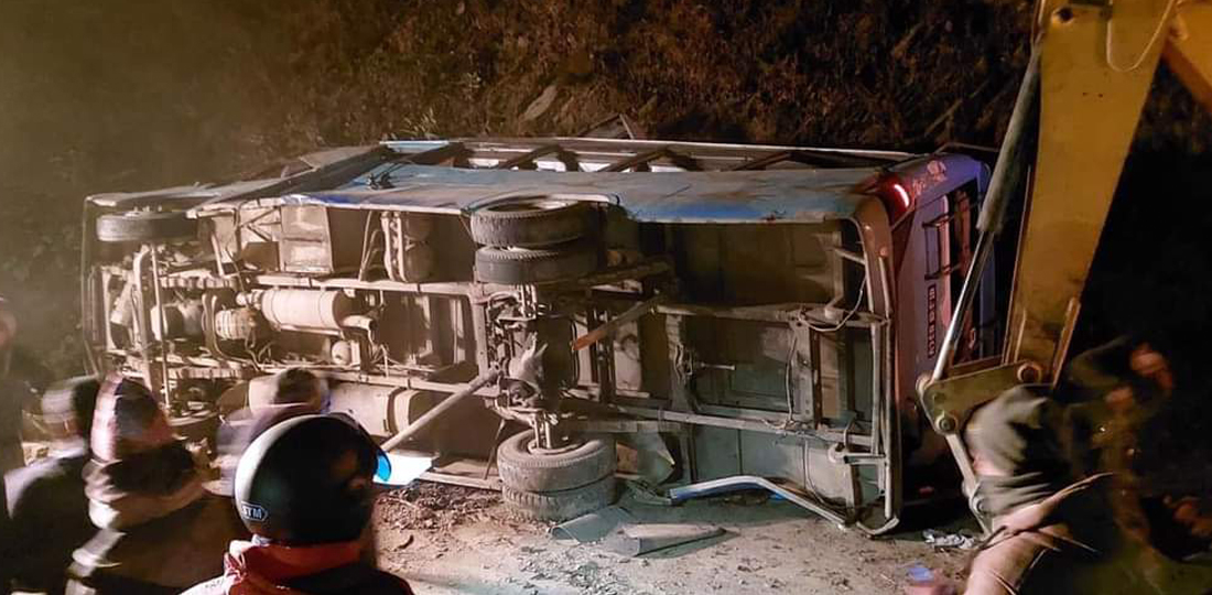 काभ्रेमा बस दुर्घटना हुँदा १७ जनाको मृत्यु