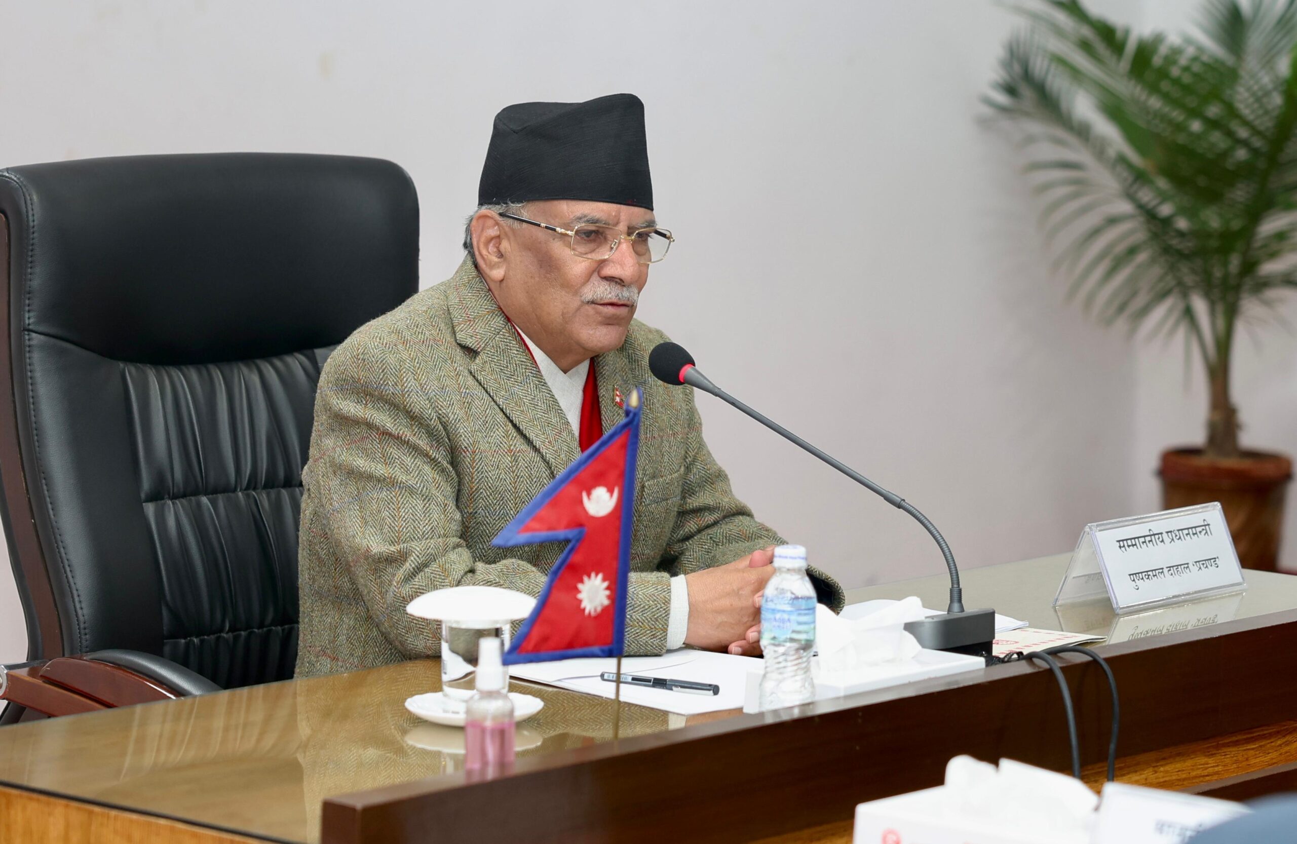 अर्थतन्त्रका चुनौतिवारे प्रधानमन्त्रीद्वारा  सरोकारवालासंग छलफल (तस्वीरहरु सहित)