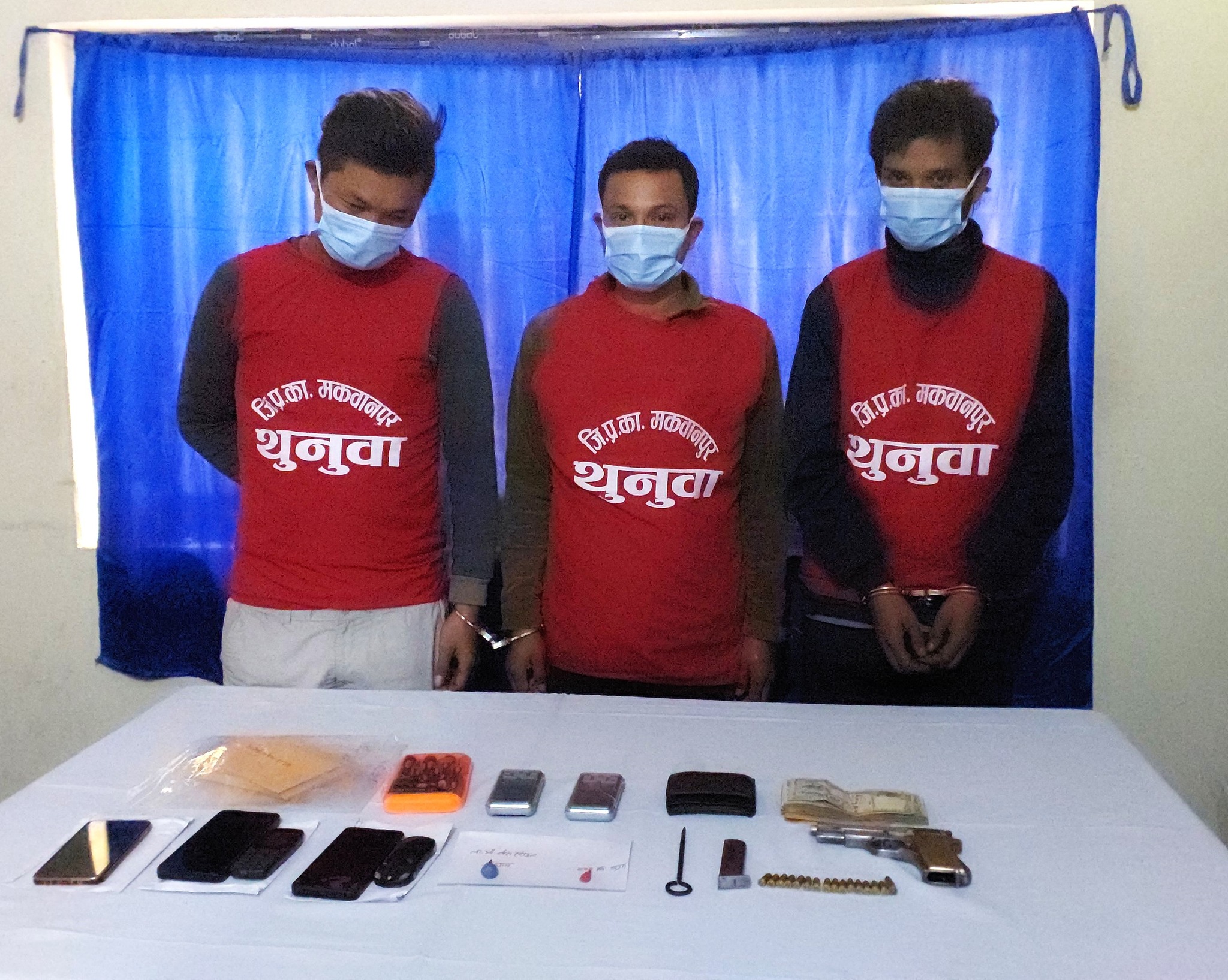 १ थान पेस्तोल र २० थान गोली सहित ३ जना पक्राउ