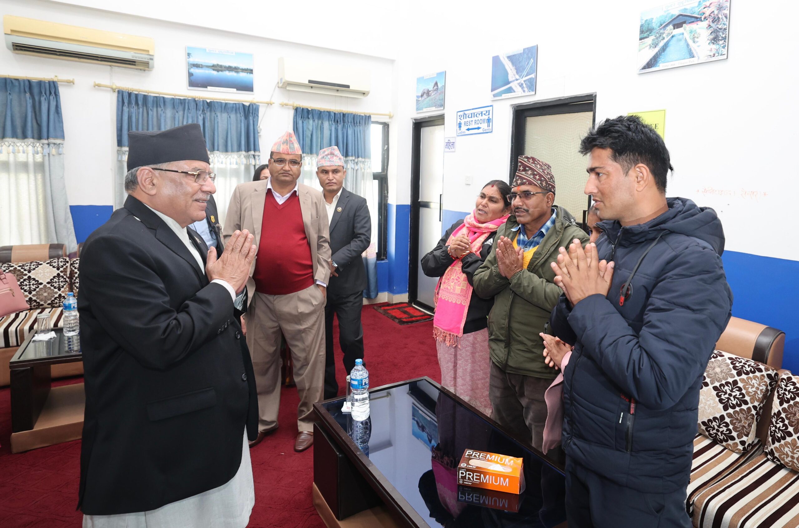 विपिन जोशीको आमा बाबुले भेटे प्रधानमन्त्री