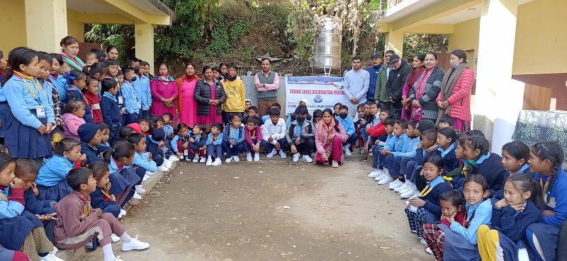 सातकन्या आधारभूत विद्यालयका विद्यार्थीलाई स्कुल जुत्ता प्रदान