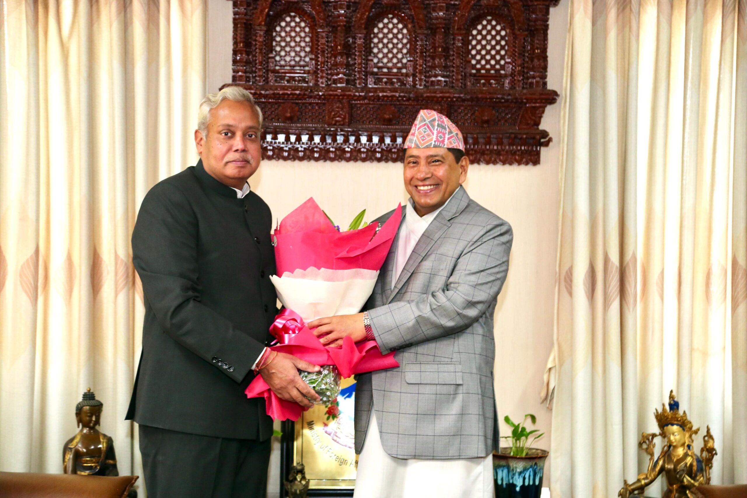 परराष्ट्रमन्त्री श्रेष्ठलाई भारतीय राजदूत नवीन श्रीवास्तवले दिए बधाई