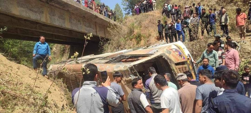 सल्यानमा बस दुर्घटना हुँदा १४ जना घाइते