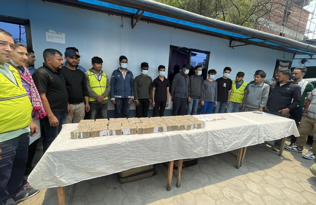 डेढ किलो सुन र १ करोड ४३ लाख रुपैयाँसहित ७ जना प्रक्राउ