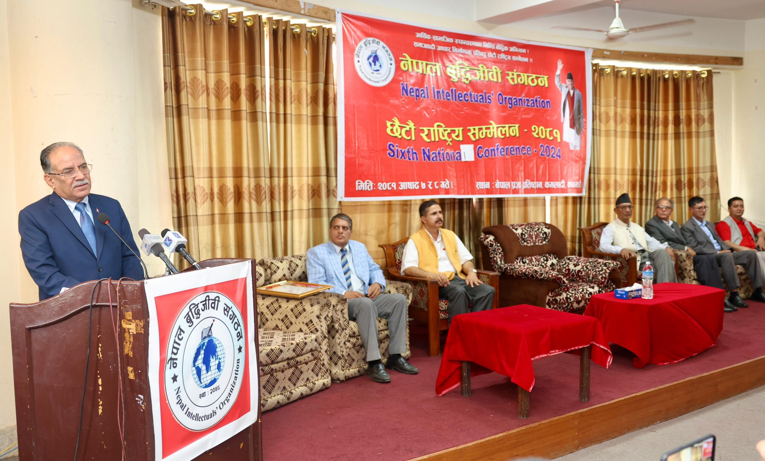 बुद्धिजीवीहरू परिवर्तनका पक्षमा खुलेर बोल्नुस्, डटेर लेख्नुहोस् : प्रधानमन्त्री