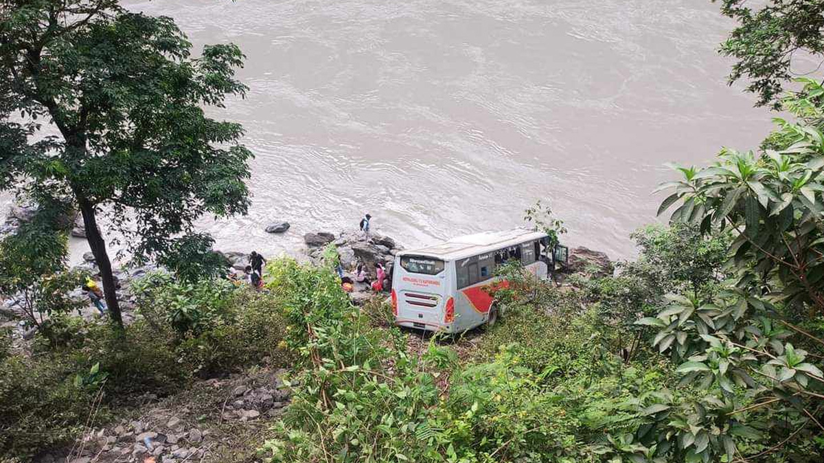 बस कारसँग ठोक्किएर त्रिशूली किनारमा खस्यो
