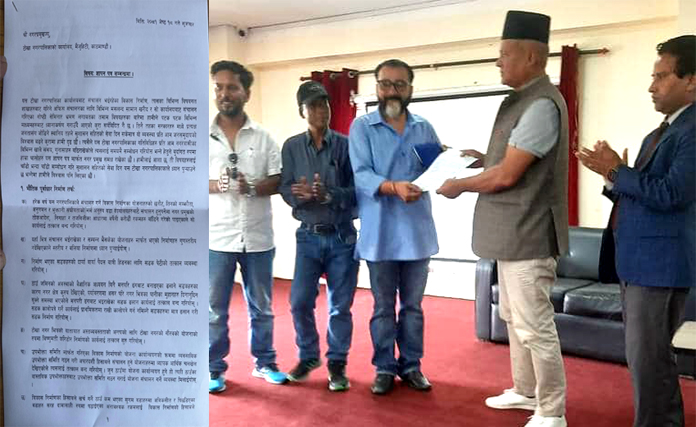 टोखामा भएको अनियमितता रोक्न माग गर्दै कांग्रेसले बुझायो ज्ञापनपत्र