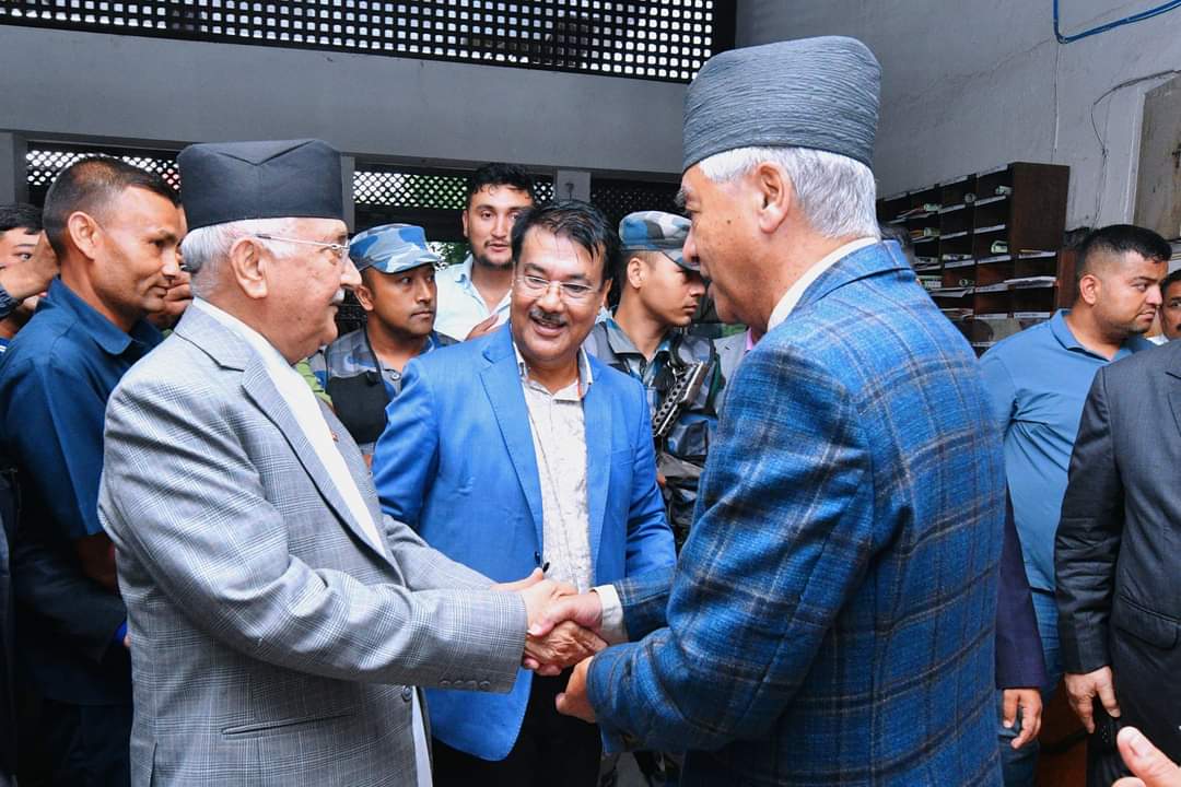 अध्यक्ष ओली पनि पुगे कांग्रेसको फोटो प्रदर्शनीमा (तस्वीरहरु)