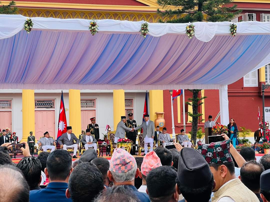 प्रधानमन्त्री केपी शर्मा ओलीले पद तथा गोपनीयताको शपथ  लिए