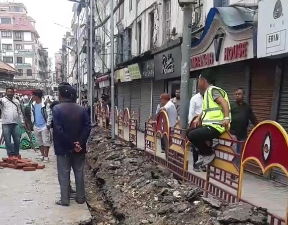 काठमाडौं महानगरले न्युरोड र दरवारमार्गको फुटपाथ विस्तार थाल्यो