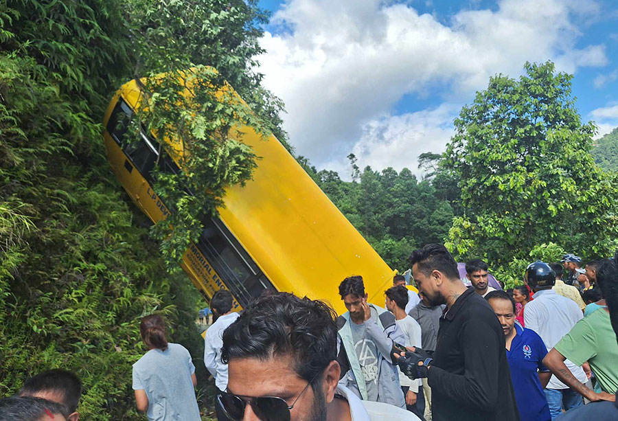 पोखरामा स्कुल बस दुर्घटना हुँदा दुई जनाको मृत्यु