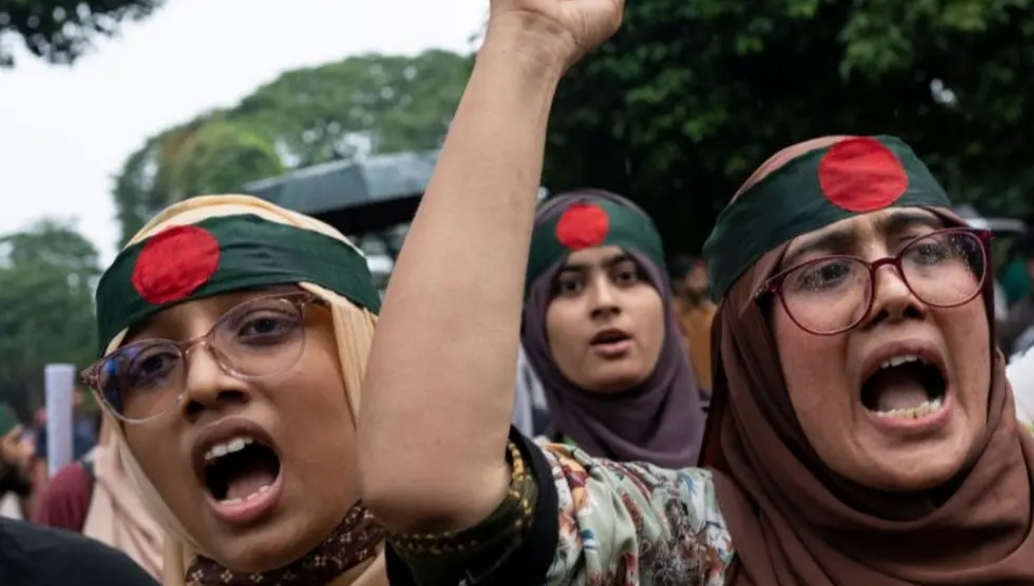 बंगलादेशकी प्रधानमन्त्री हासिनाले ढाका छाडिन, प्रदर्शनकारी छिरे प्रधानमन्त्री निवास