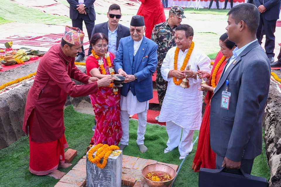 भाटभटेनीका गुरुङले एमालेलाई दिए १० रोपनी बढी जग्गा, ओलीले गरे मुख्यालय सिलान्यास