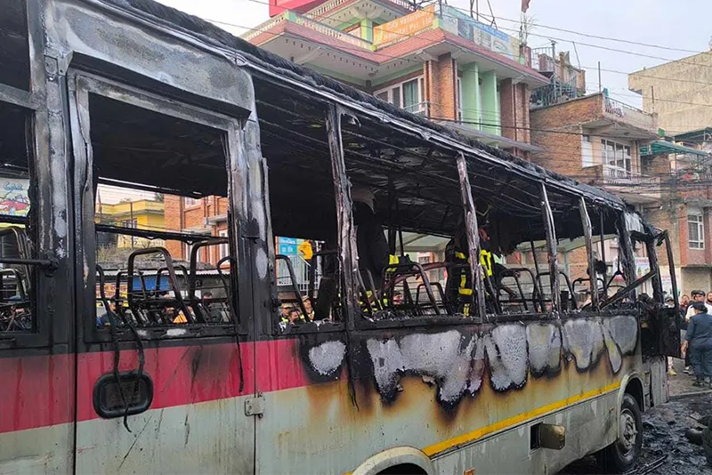 सातदोबाटोमा गुडिरहेको बसमा आगलागी
