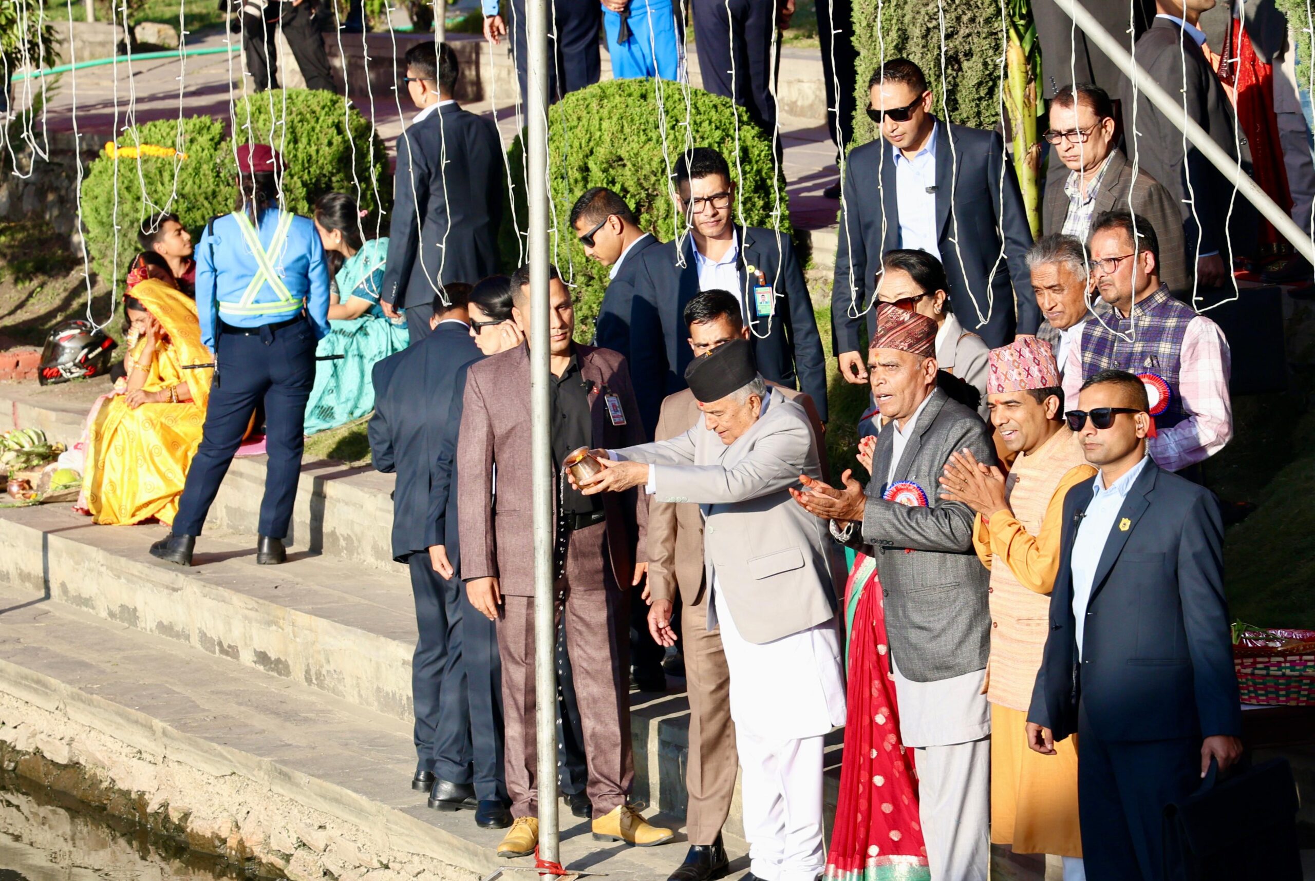 अस्ताउँदो सुर्यलाई अर्घ दिएर छठपर्व सम्पन्न, राष्ट्रपति पौडेलले पनि दिए अर्घ