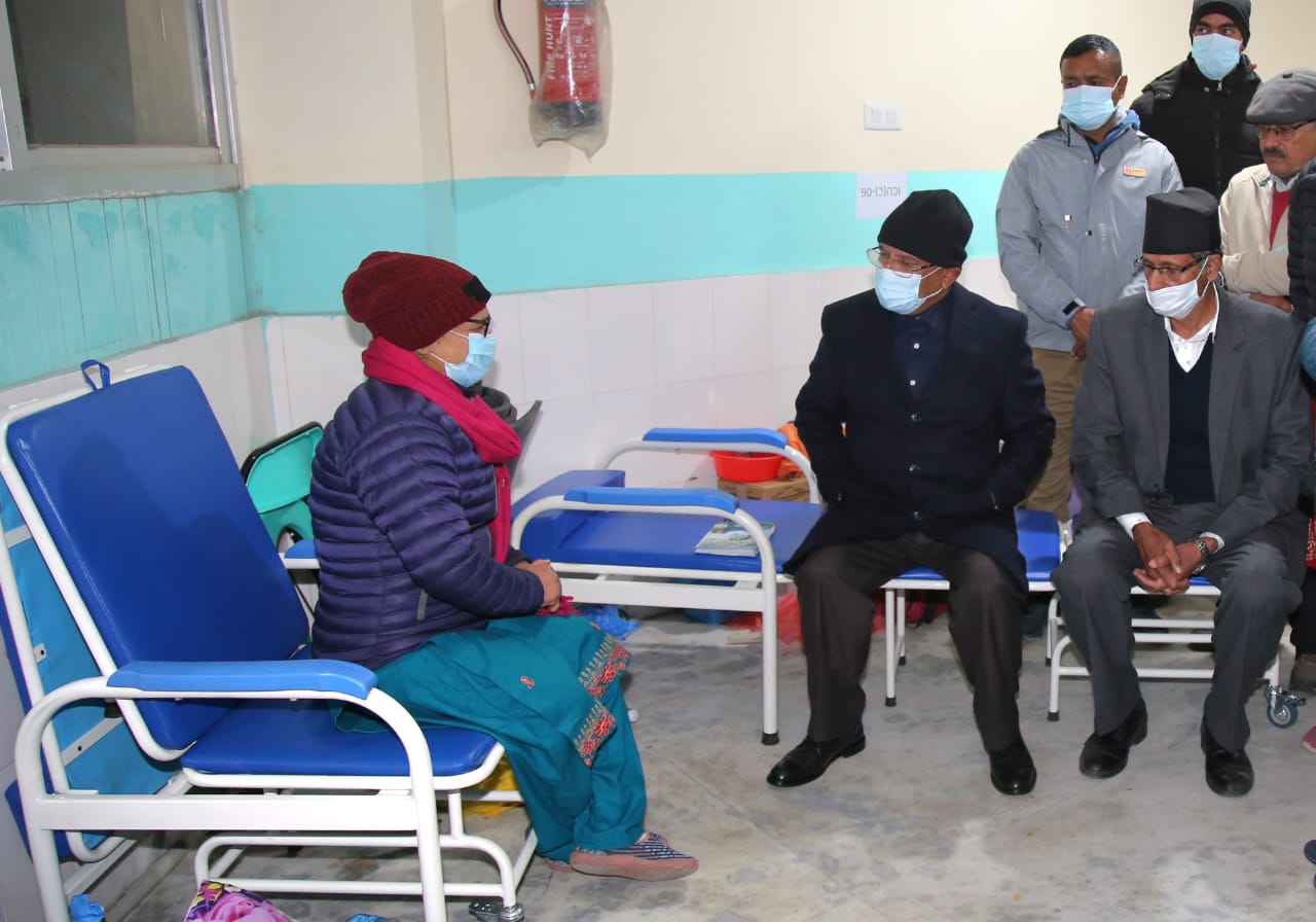 प्रचण्डले विरामी भएका मोहन वैद्य भेट्‌दा दुवै भए भावुक