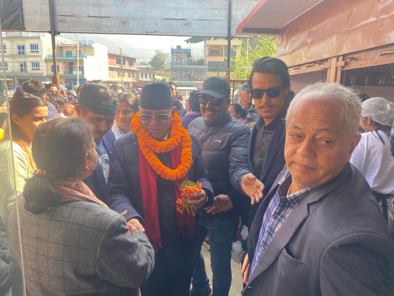 शहीद परिवारसँग अध्यक्ष प्रचण्डको भेट