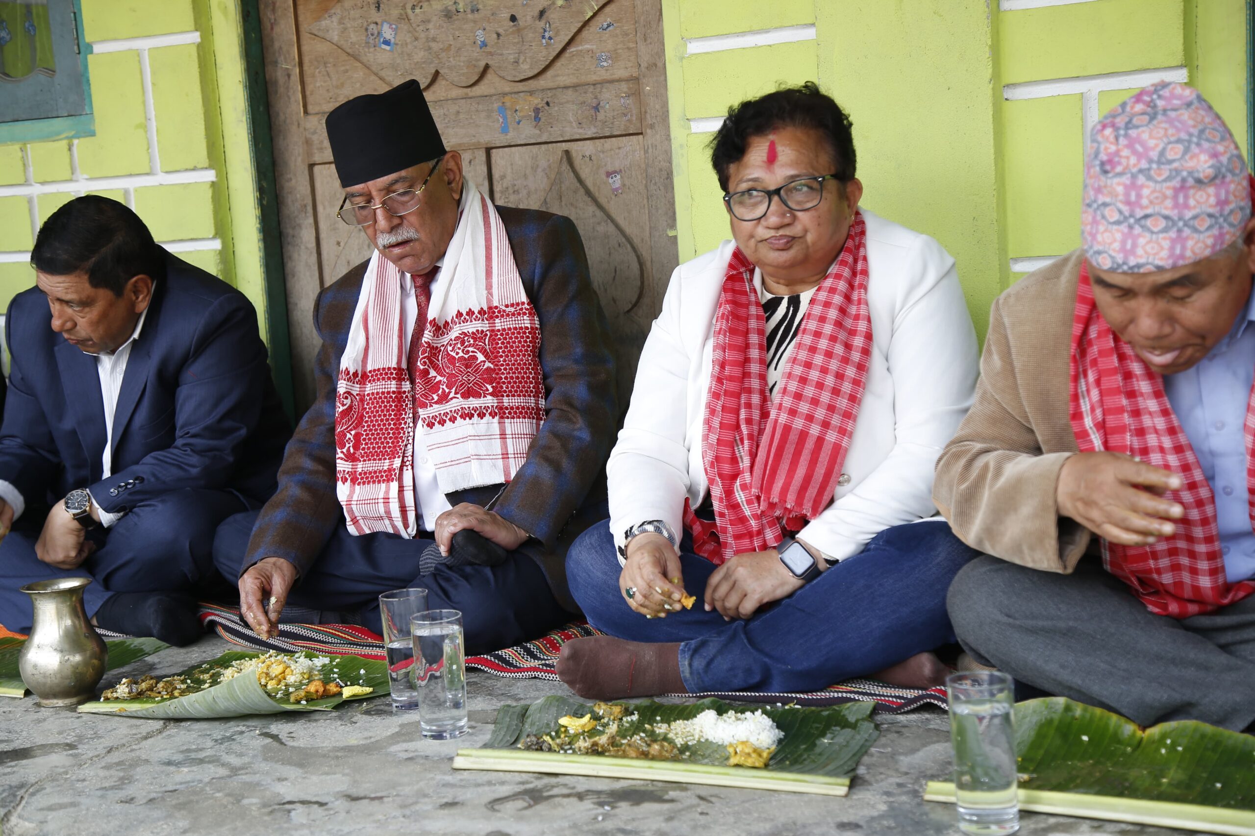 केराको पातमा प्रचण्डको लञ्च (तस्वीरहरु)