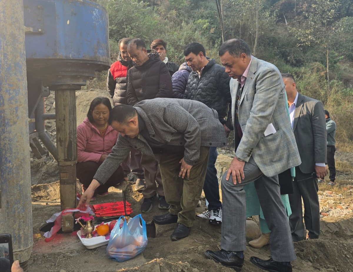 टोखामा मन्त्री खड्काद्वारा खानेपानी डिप बोरिङ र पाइपलाइन विस्तारकाे शिलान्यास