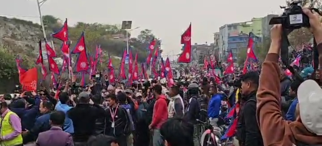 काठमाडौं आइपुगे ज्ञानेन्द्र, राजावादीहरुले गरे स्वागत