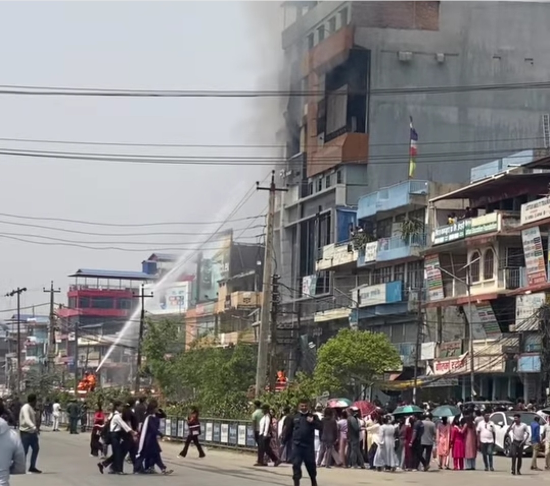 इटहरीको सेन्टर प्लाजामा आगलागी, सात जनाको उद्धार