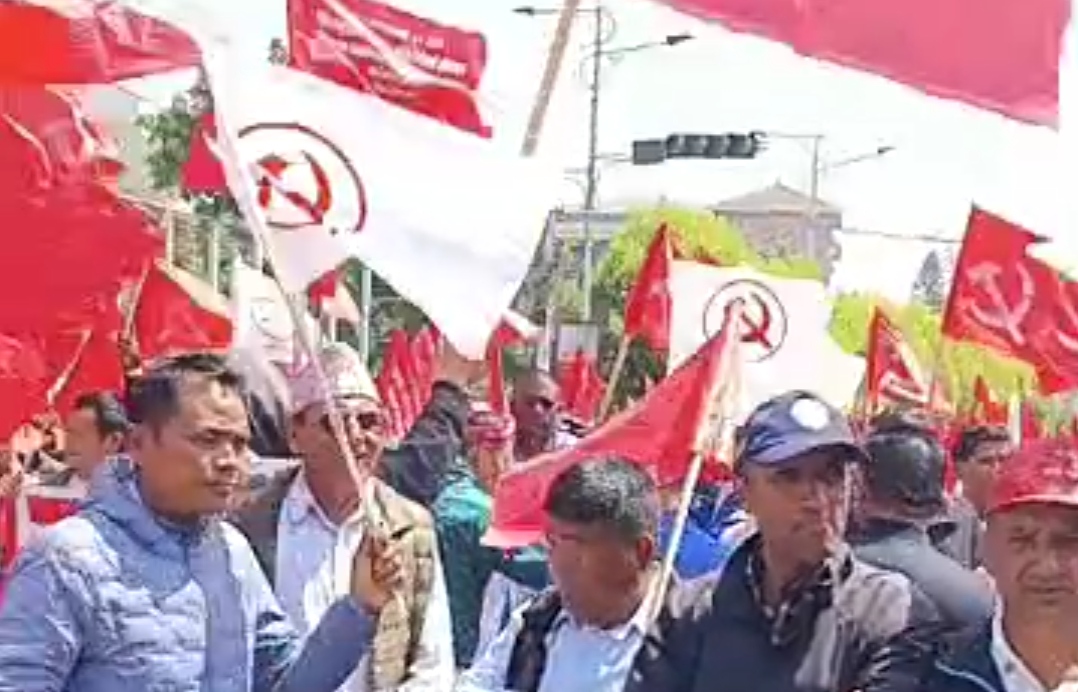 काठमाडौको ठाउँ – ठाउँमा राजावादी र गणतन्त्रवादीको जुलुस