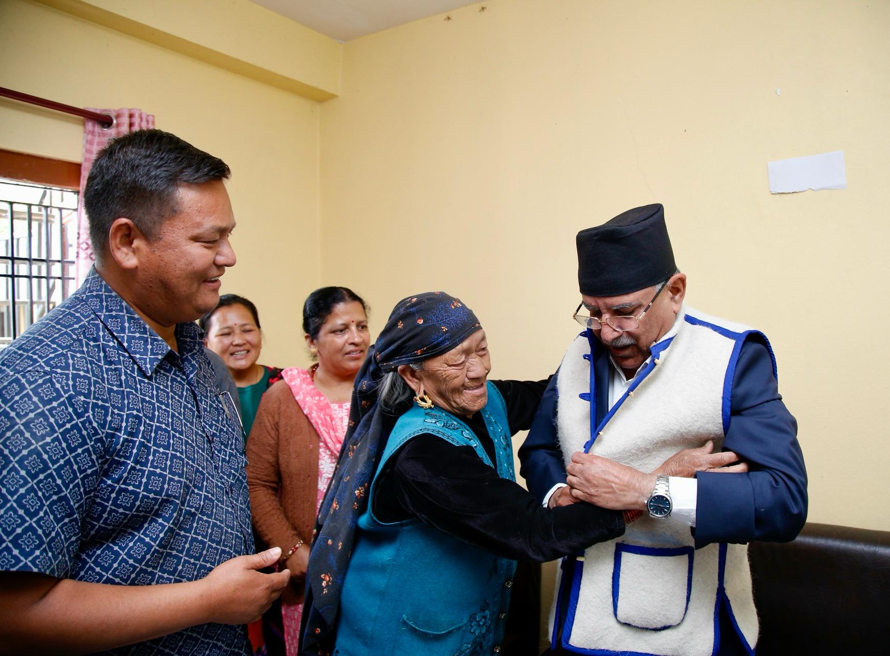 मायाको चिनो : गोरखाको बारपाककी रोसनी आमाले आफ्नै हातले बुनेको भेडाको ऊनको हाफ कोट  प्रचण्डलाई उपहार दिइन
