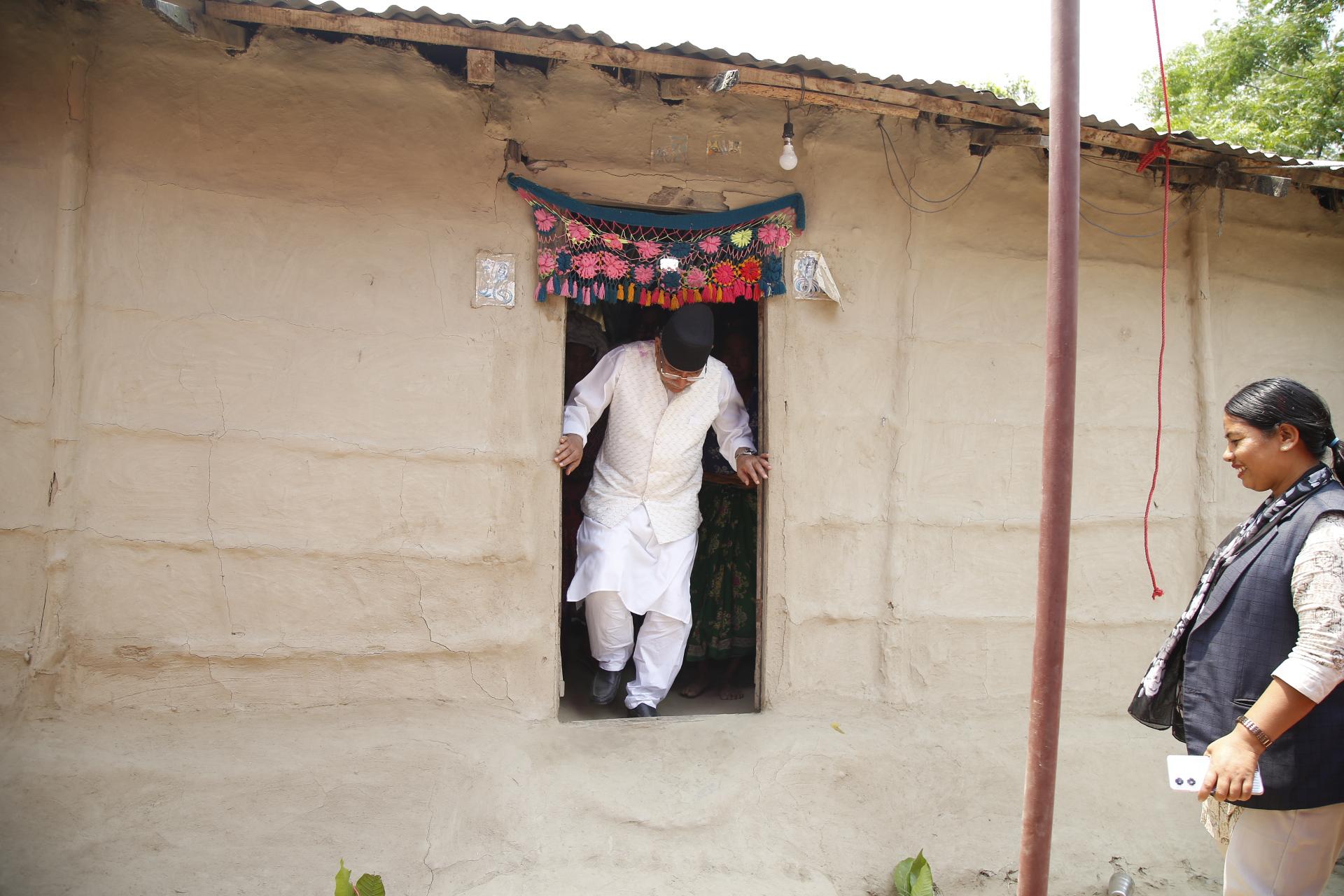 बर्दियाको थारू झुपडीमा प्रचण्ड (तस्वीरहरु)