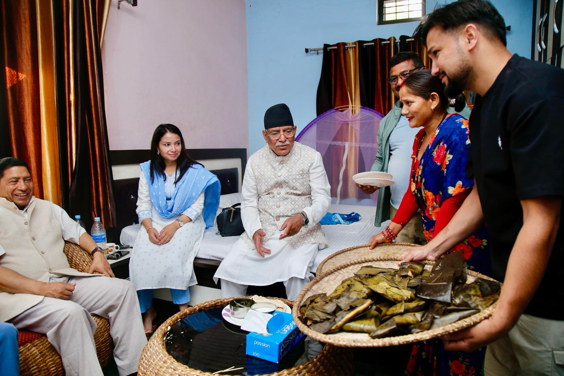 अध्यक्ष प्रचण्डसहितको टिमले अछामी विशेष परिकार भक्सीको स्वाद चाख्यो