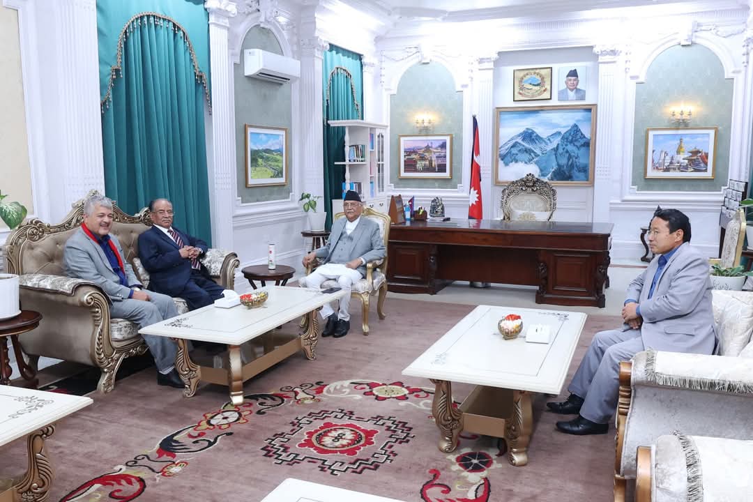 प्रधानमन्त्री र माओवादी अध्यक्षबीच छलफल 