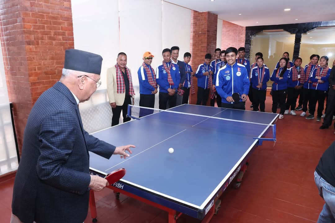 टेवल टेनिस खेल्दै प्रधानमन्त्री