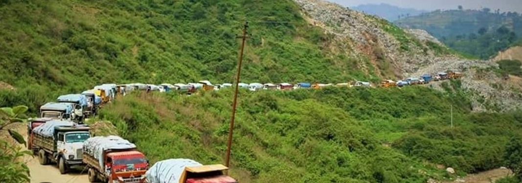 महानगरले तरकारी बेच्न नदिए पछि नुवाकोटमा फोहरको गाढी रोकियो