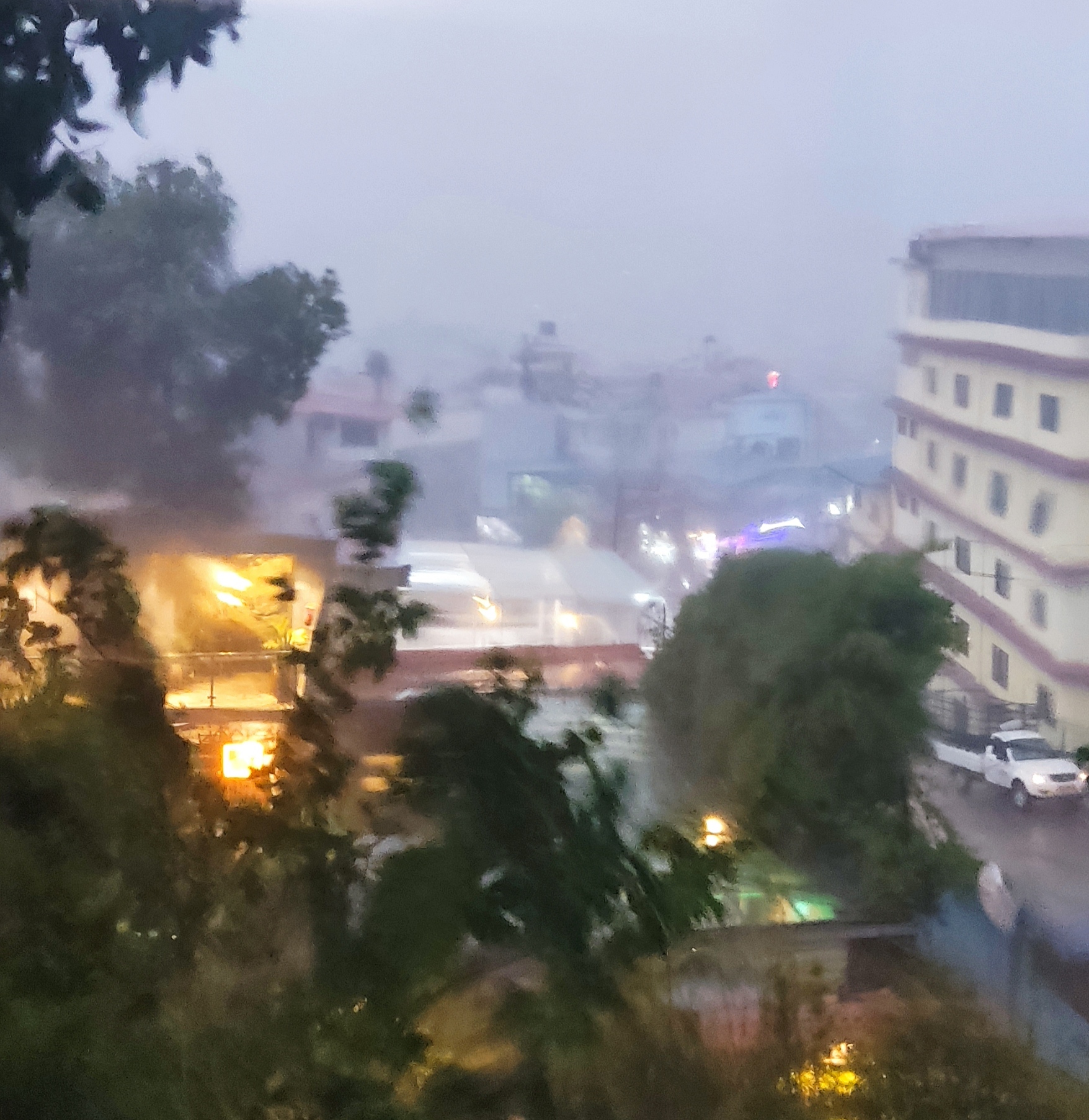 काठमाडौंमा शुक्रवार साँझ तिव्र हावाहुरी सहित वर्षा