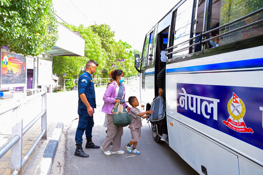 अलपत्र यात्रुलाई प्रहरीको साथ (तस्वीरहरु)