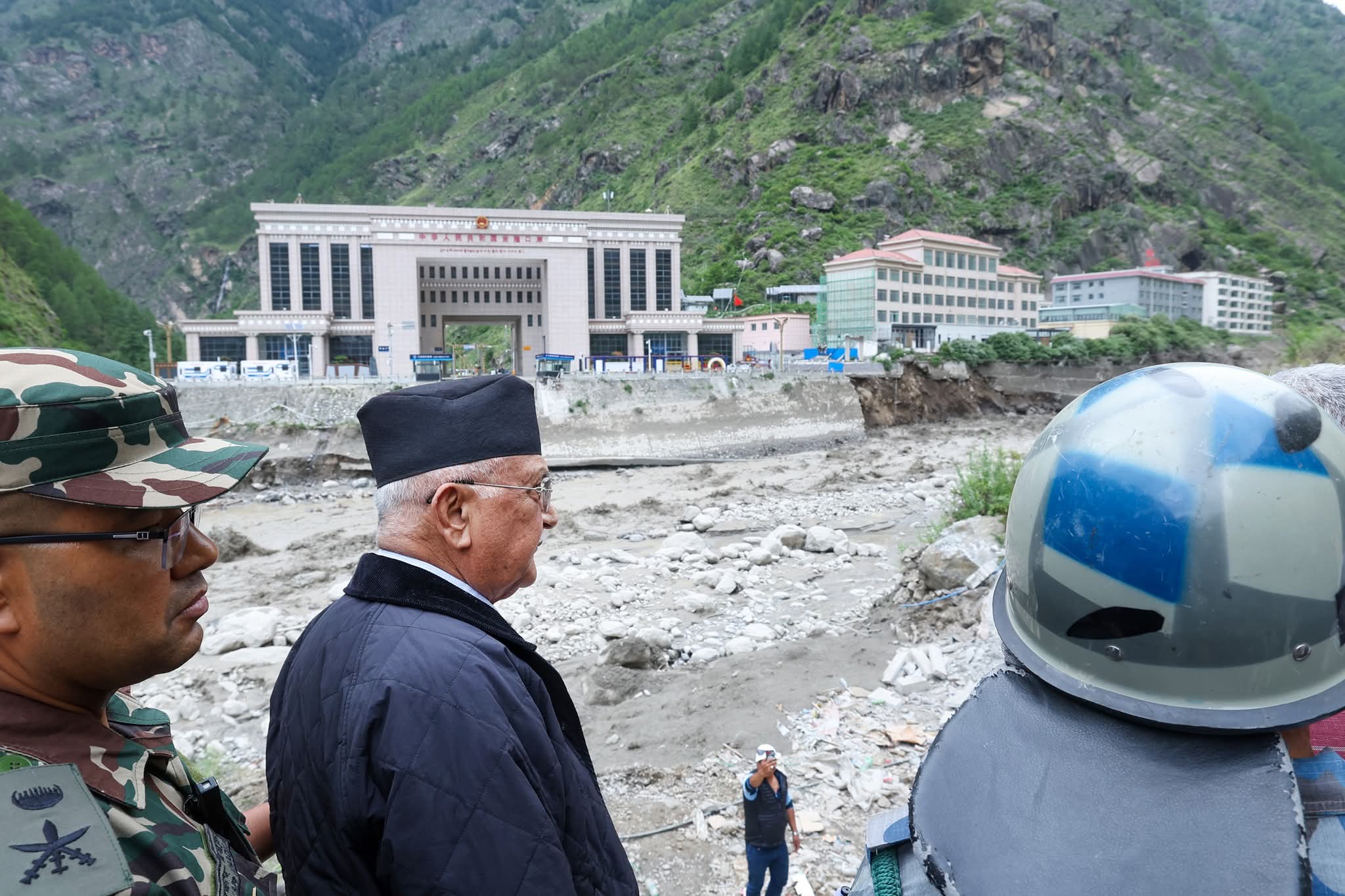 प्रधानमन्त्री रसुवाको बाढी प्रभावित क्षेत्रमा (तस्वीरहरु)