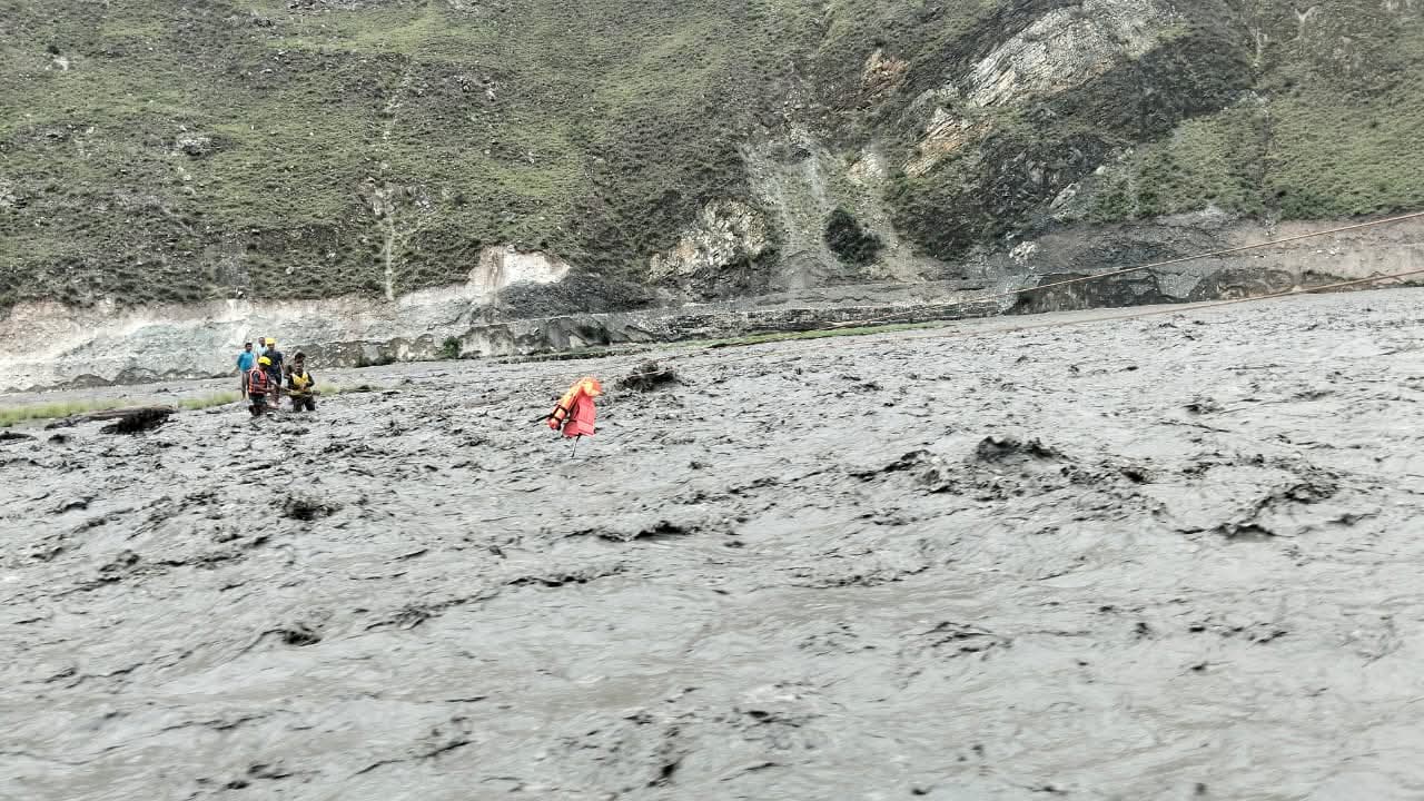 ठूलीभेरी नदीको बिचमा फसेका ४ जना स्थानीयको यसरी गरियो उद्धार